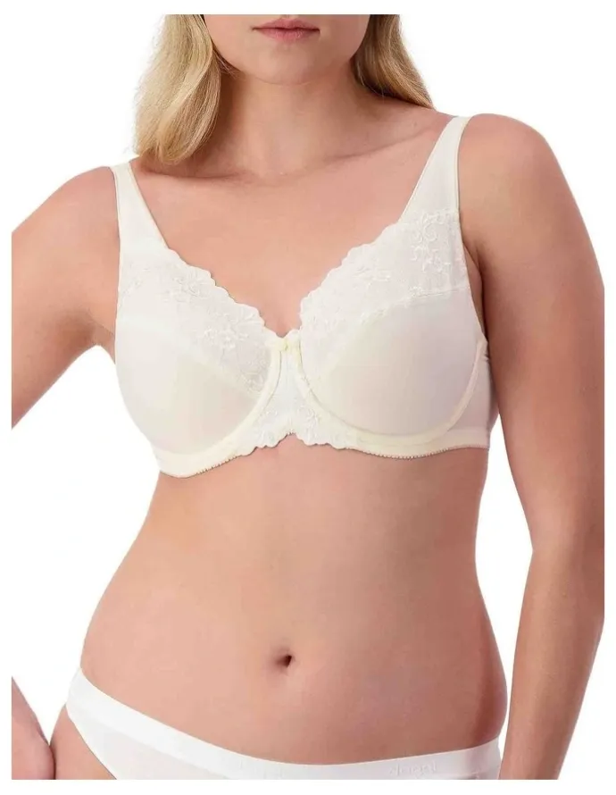 Triumph Embroidered Minimizer Underwire Bra in Vanille