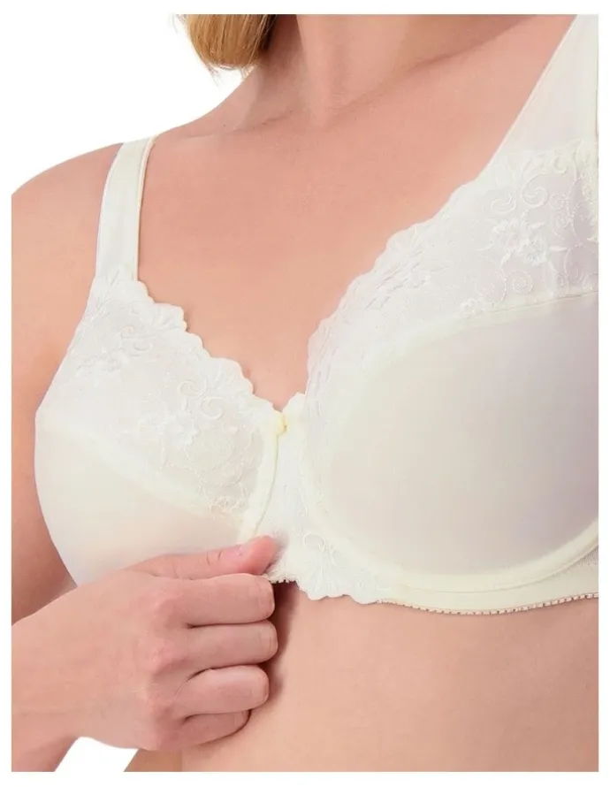 Triumph Embroidered Minimizer Underwire Bra in Vanille
