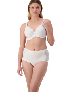 Triumph Embroidered Minimiser Bra in Solid White