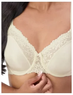 Triumph Ladyform Minimizer Bra in Chrysantheme