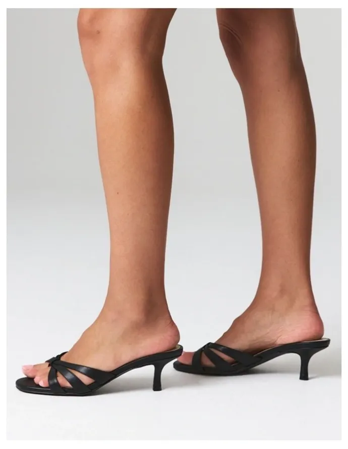 Verali Beau Kitten Heel Thongs in Black