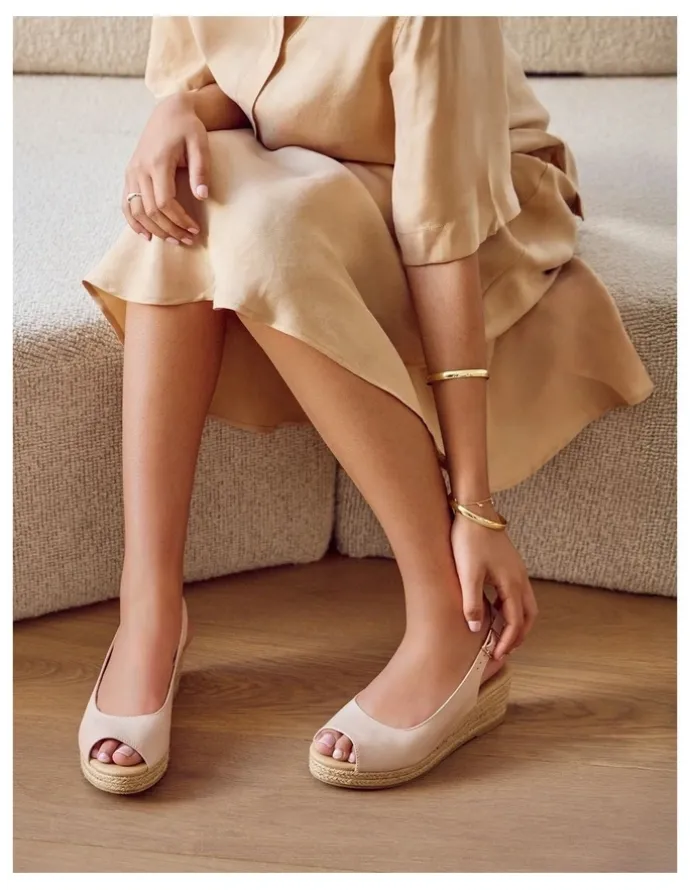 Wide Steps Belmont Sandals in Blush Leather