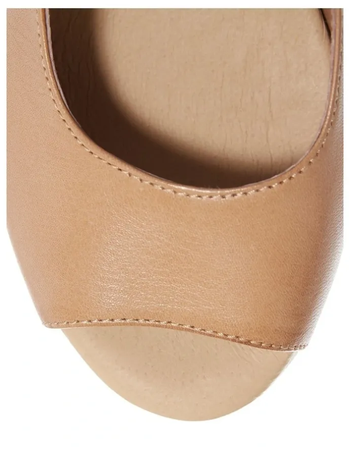 Wide Steps Belmont Sandals in Tan