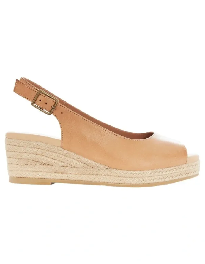 Wide Steps Belmont Sandals in Tan