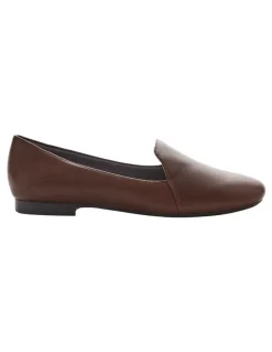 Wide Steps Castle Flat Shoes in Chocolate Glove