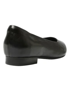 Wide Steps Dame Flat Shoes in Black Leather