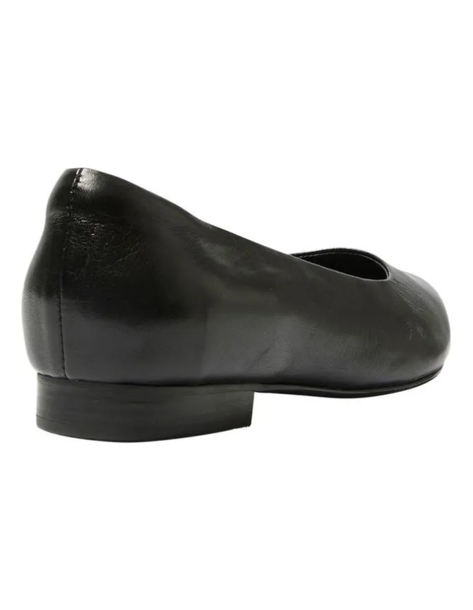 Wide Steps Dame Flat Shoes in Black Leather