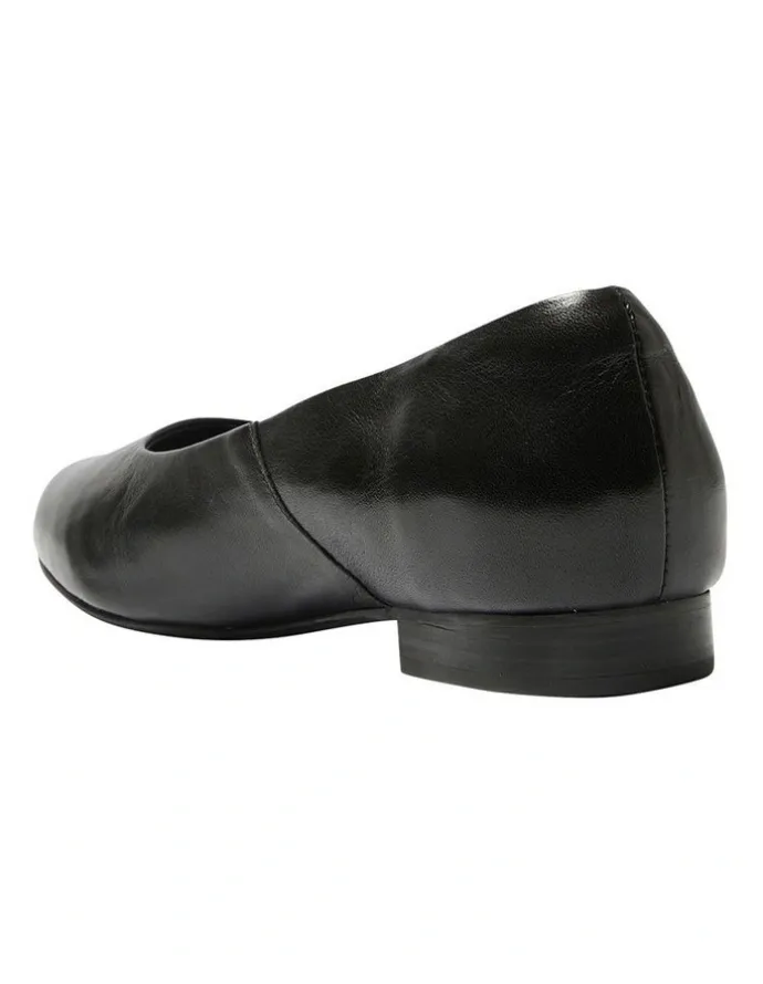 Wide Steps Dame Flat Shoes in Black Leather