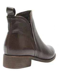 Wide Steps Lance Boots in Chocolate