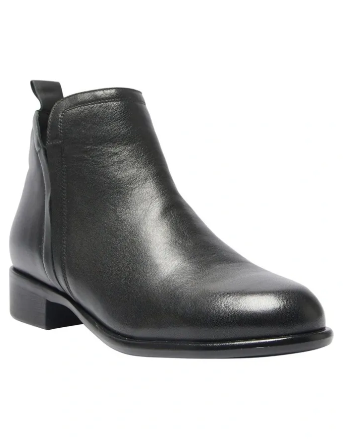 Wide Steps Lance Boots in Black Leather