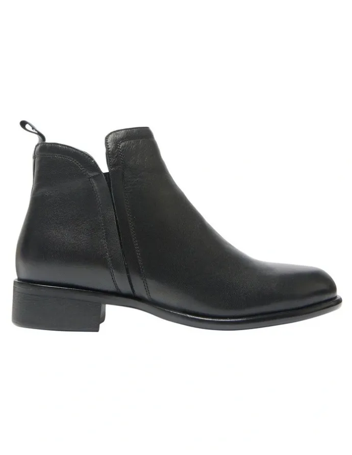 Wide Steps Lance Boots in Black Leather