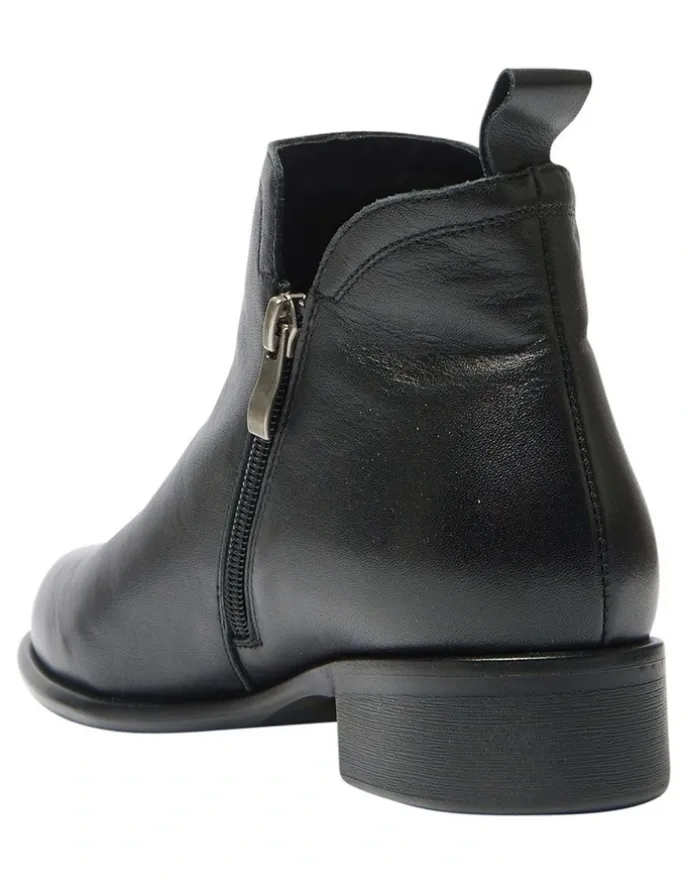 Wide Steps Lance Boots in Black Leather