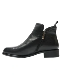 Wide Steps Lance Boots in Black Leather