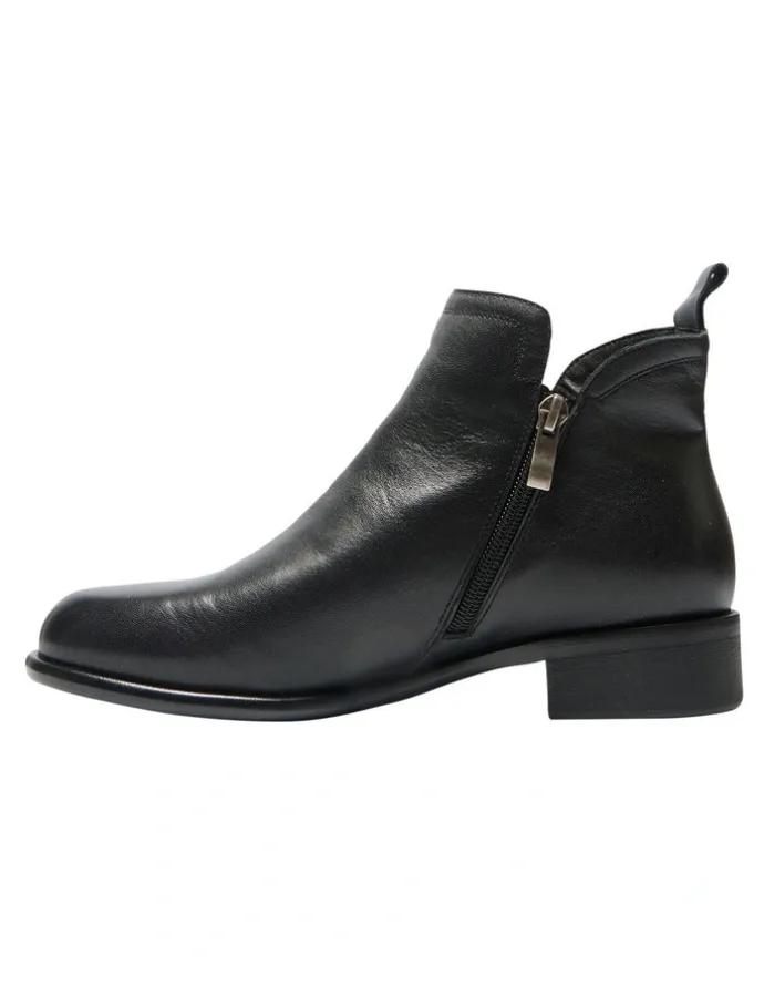 Wide Steps Lance Boots in Black Leather