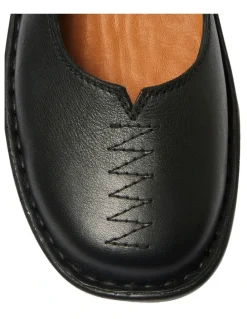 Wide Steps Radius Flat Shoes in Black