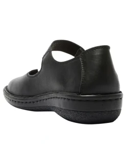 Wide Steps Radius Flat Shoes in Black