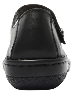 Wide Steps Radius Flat Shoes in Black