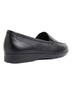 Wide Steps Verse Black Glove Flat Shoes