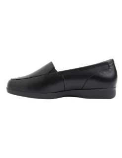 Wide Steps Verse Black Glove Flat Shoes