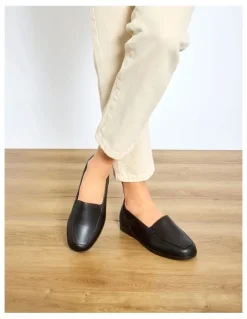 Wide Steps Verse Black Glove Flat Shoes
