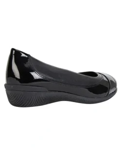 Wide Steps Virgo Black Glove / Patent Flat Shoes