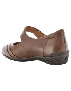 Wide Steps Winston Sandals in Brown Glove