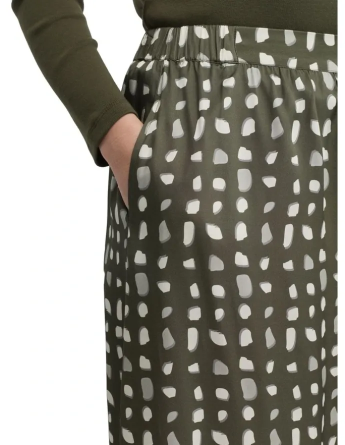 Yarra Trail Yield Skirt in Green